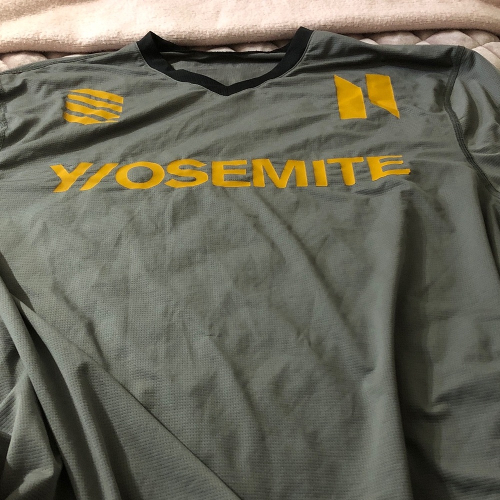 Final price 🙏🏻Yosemite by James perse V neck workout shirt
